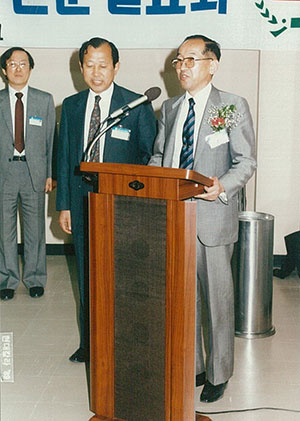 20_Higashimura-교수-간친회-인사.jpg